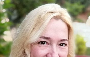 Το κορίτσι με το σκυλάκι. Της Σοφίας Τριανταφυλλοπούλου