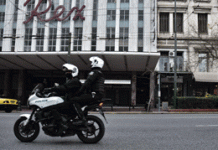 Βύρωνας: Συνελήφθη γνωστός επιχειρηματίας – Εντοπίστηκε όπλο στην Porsche του