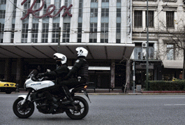 Βύρωνας: Συνελήφθη γνωστός επιχειρηματίας – Εντοπίστηκε όπλο στην Porsche του