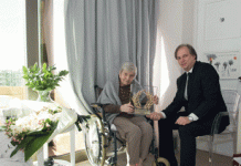 Ο Δήμαρχος Βύρωνα Αλέξης Σωτηρόπουλος τιμά την Ελένη Γλύκατζη- Αρβελέρ ως «Βυρωνιώτισσα του αιώνα»