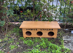 Πέντε νέα τριθέσια σπιτάκια για τις αδέσποτες γάτες στον Δήμο Βύρωνα