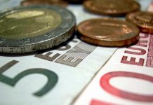 «Πόλεμος» ΓΣΕΕ με υπουργείο για κατώτατο μισθό σε ιδιωτικούς & δημοσίους υπαλλήλους