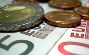 «Πόλεμος» ΓΣΕΕ με υπουργείο για κατώτατο μισθό σε ιδιωτικούς & δημοσίους υπαλλήλους