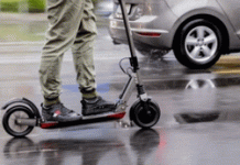 Το εξοργιστικό βίντεο που νεαρός κινείται στη μεσαία λωρίδα της Λ. Καρέα με πατίνι