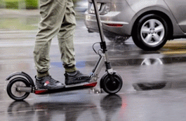 Το εξοργιστικό βίντεο που νεαρός κινείται στη μεσαία λωρίδα της Λ. Καρέα με πατίνι