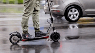 Το εξοργιστικό βίντεο που νεαρός κινείται στη μεσαία λωρίδα της Λ. Καρέα με πατίνι