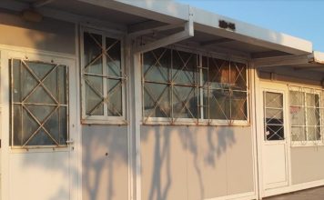 Βύρωνας: «Μαθητές Δημοτικού κάνουν μάθημα για έβδομη σχολική χρονιά σε προκάτ»