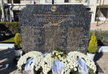 Αποκαλυπτήρια του Μνημείου στο Δήμο Βύρωνα για τα 57 αδικοχαμένα θύματα των Τεμπών