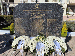 Αποκαλυπτήρια του Μνημείου στο Δήμο Βύρωνα για τα 57 αδικοχαμένα θύματα των Τεμπών