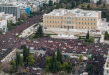 Τέμπη: Σε «κλοιό οξυγόνου» η πρόταση μομφής – Διπλές συγκεντρώσεις πρωί και βράδυ με αδιανόητα μέτρα
