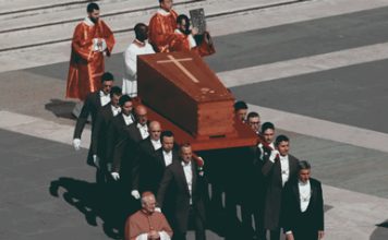 Μαζικό το «αντίο» στον Πάπα Φραγκίσκο – Ολοκληρώθηκε η τελετή