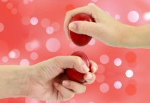 Πάσχα: O συμβολισμός του τσουγκρίσματος των αυγών