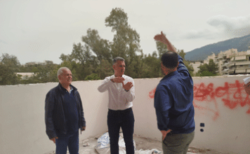 ΣΤΟ ΕΡΓΟΤΑΞΙΟ ΤΟΥ ΚΗΦΗ Ο ΔΗΜΑΡΧΟΣ ΚΑΙΣΑΡΙΑΝΗΣ ΚΑΙ Ο ΑΝΤΙΠΕΡΙΦΕΡΕΙΑΡΧΗΣ ΚΕΝΤΡΙΚΟΥ ΤΟΜΕΑ ΑΘΗΝΑΣ