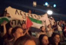 ΑΡ.ΠΑ.: Βίντεο στο θέατρο Βράχων στην παράσταση Ορέστεια με την αλληλεγγύη στην Παλαιστίνη από κοινό και ηθοποιούς