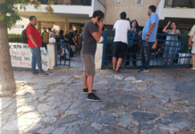 ΑΡ.ΠΑ: Έξωση επιχειρείται στον Καρέα, οι συγκεντρωμένοι κάτοικοι φραγμός για να αποτραπεί