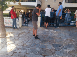 ΑΡ.ΠΑ: Έξωση επιχειρείται στον Καρέα, οι συγκεντρωμένοι κάτοικοι φραγμός για να αποτραπεί