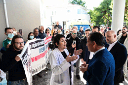 Στην Ελλάδα το δημόσιο σύστημα υγείας εξακολουθεί να βρίσκεται υπό κατάρρευση