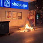 ΒΥΡΩΝΑΣ: Έβαλαν φωτιά σε κάδους ανακύκλωσης