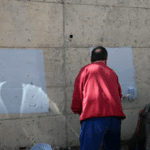 Καισαριανή: Σβήσιμο συνθημάτων της εθνικιστικής ΕΟΝ