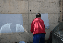 Καισαριανή: Σβήσιμο συνθημάτων της εθνικιστικής ΕΟΝ