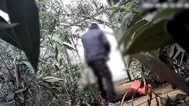 Πανεπιστημιούπολη Ζωγράφου: Η στιγμή που αστυνομικός παγιδεύει μέλη του κυκλώματος ναρκωτικών